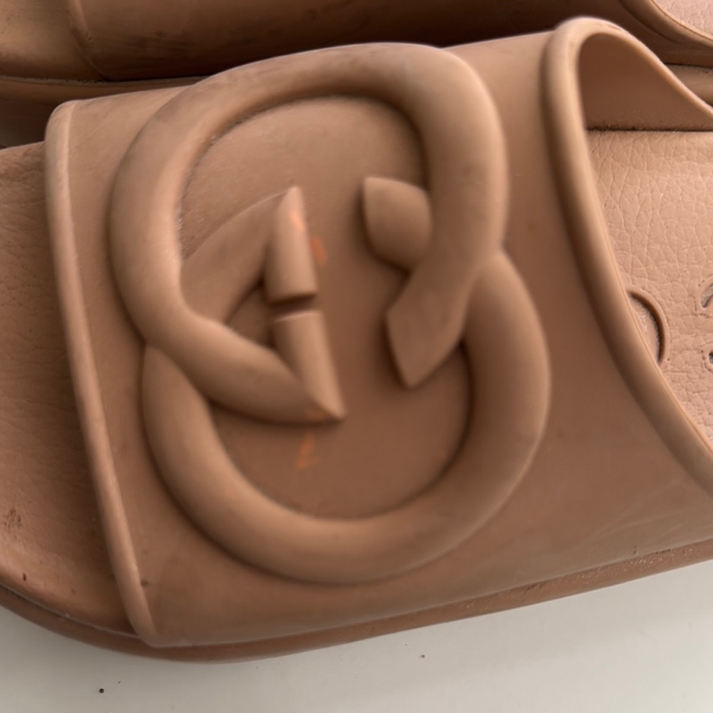 Gucci Tan Sandals with Wide Upper and Embossed Logo - Picture 3 of 3